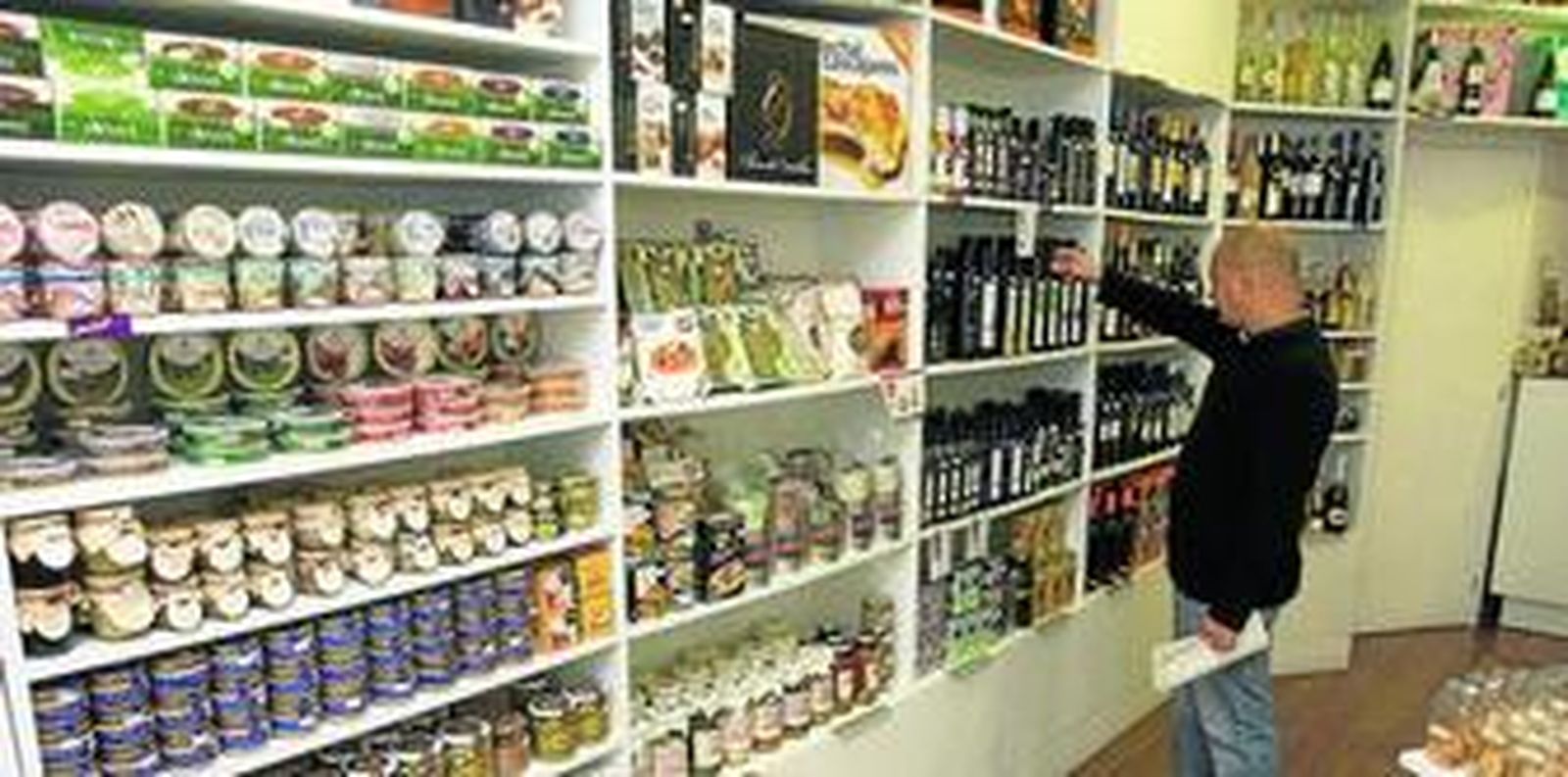 1. El establecimiento, ubicado en la calle Francos, vende productos 'gourmet' para regalar y a precios económicos. 2. El empresario sevillano José María Antúnez Alpériz es el propietario de este nuevo negocio de la ciudad.