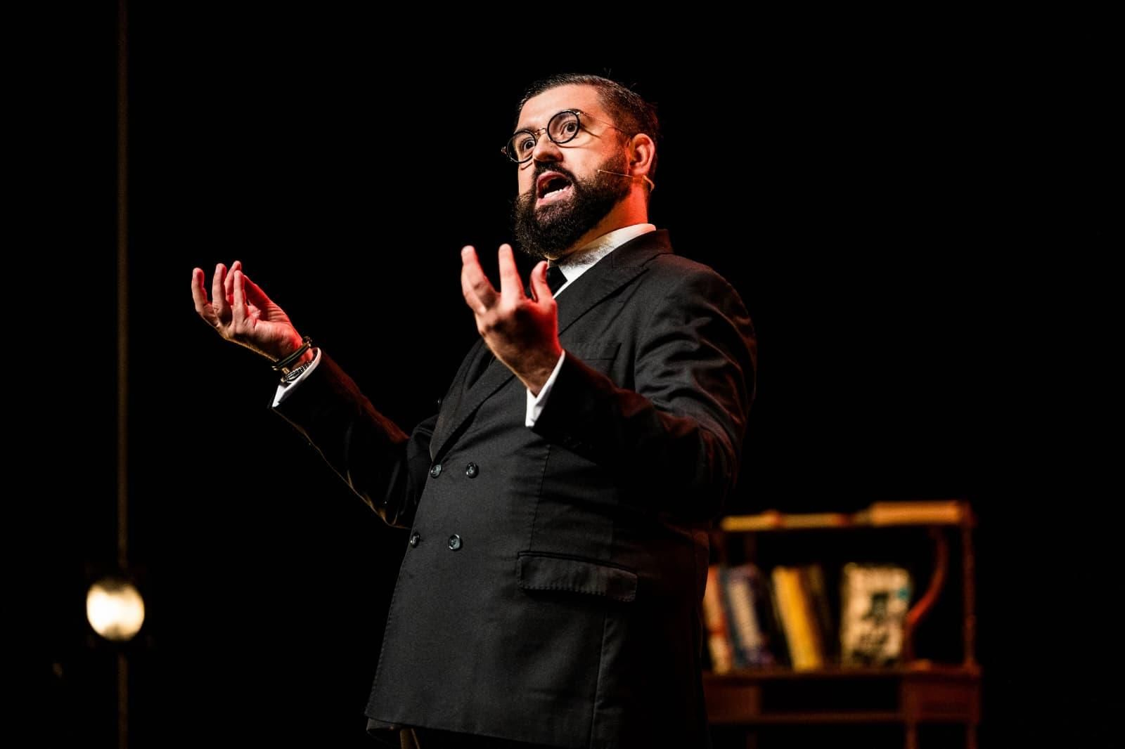 Doble triunfo de Manu Sánchez en el Teatro de las Cortes de San Fernando con 'Entregamos'