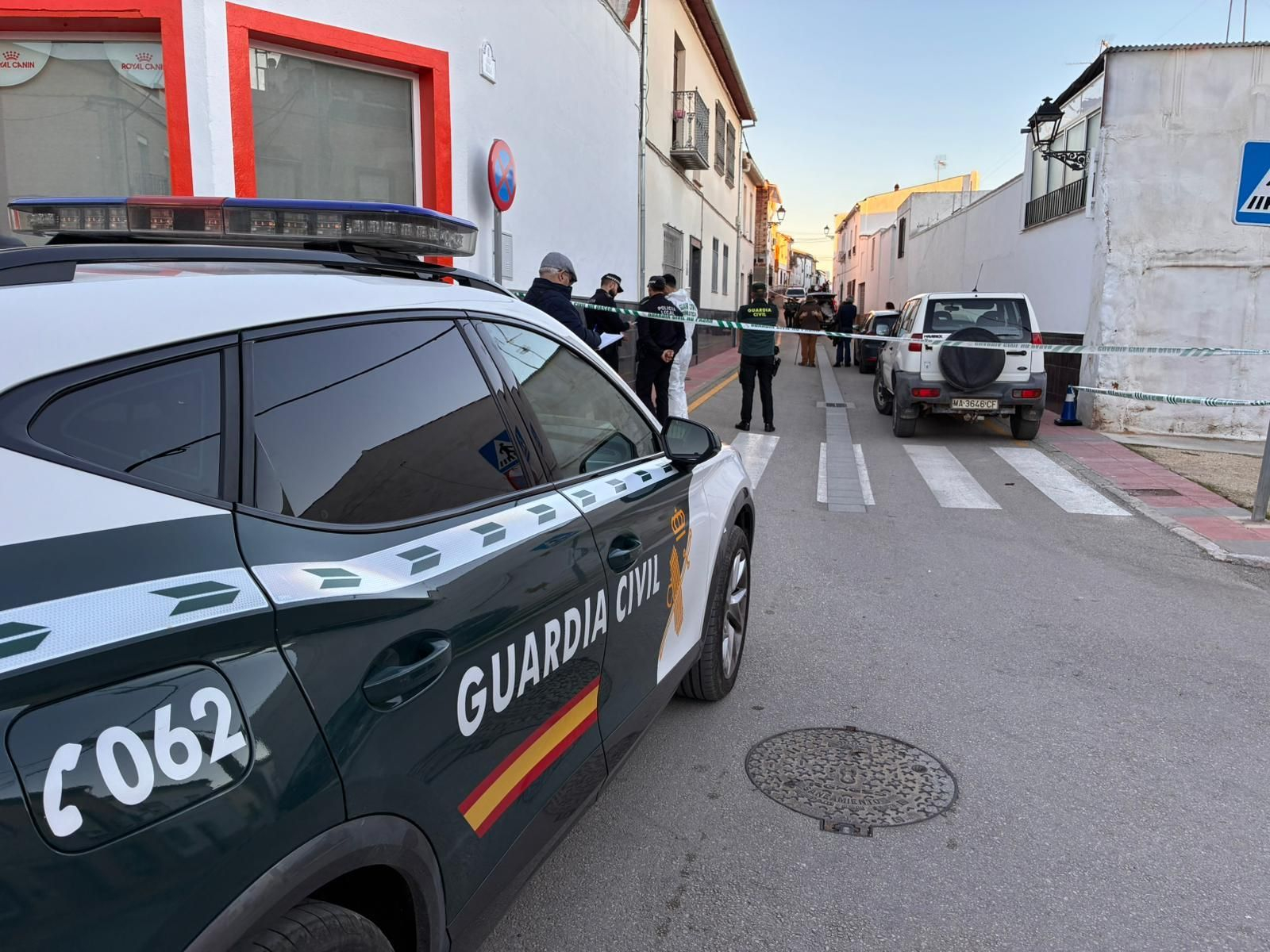 La Guardia Civil, en el lugar donde ha sido hallado el cuerpo de la joven de 25 años asesinada, presuntamente, por su pareja en Campillos.