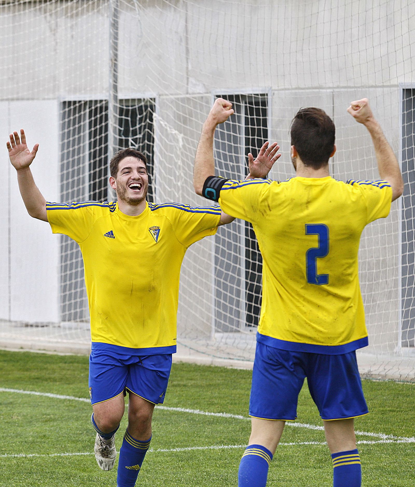Manu Vallejo celebra un tanto con el filial.