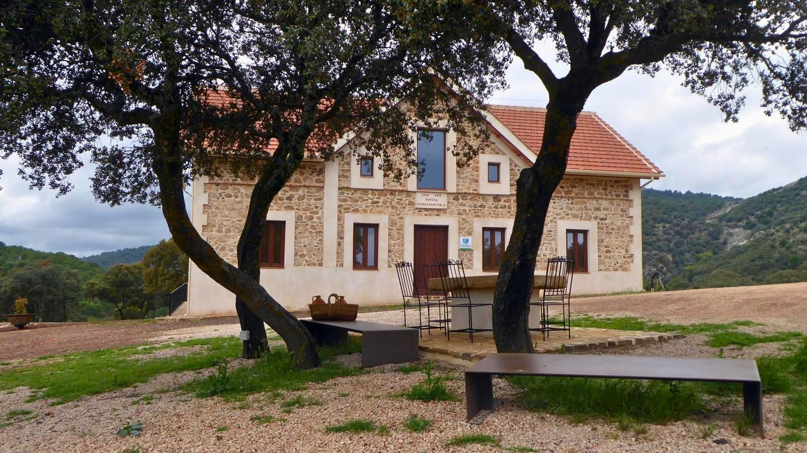 Navalacedra es un paraje de Sierra Morena construido en una zona paisajística destacada.