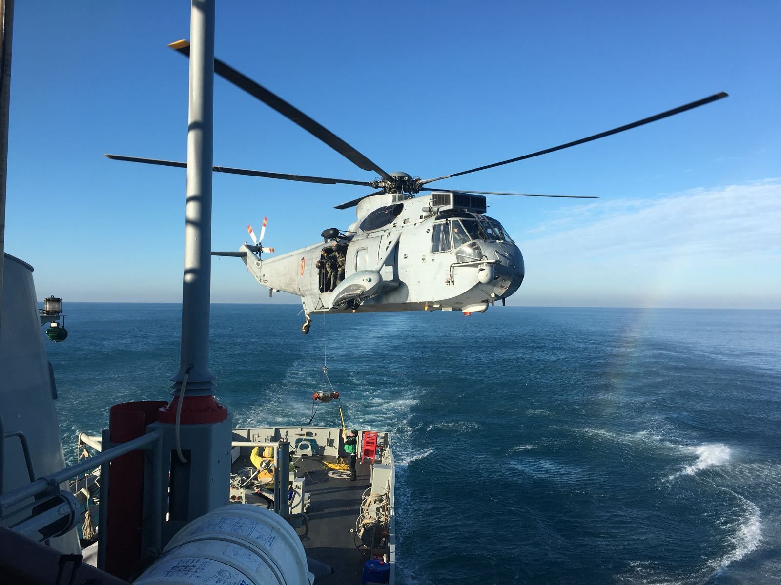 Momento en el que se realiza la evacuación en helicóptero desde el buque.