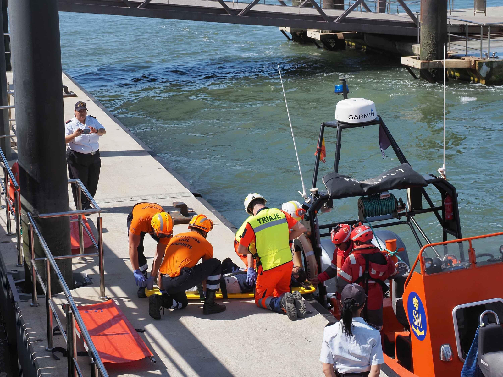 Las mejores imágenes del choque entre un ferry y un pesquero en medio del Guadiana
