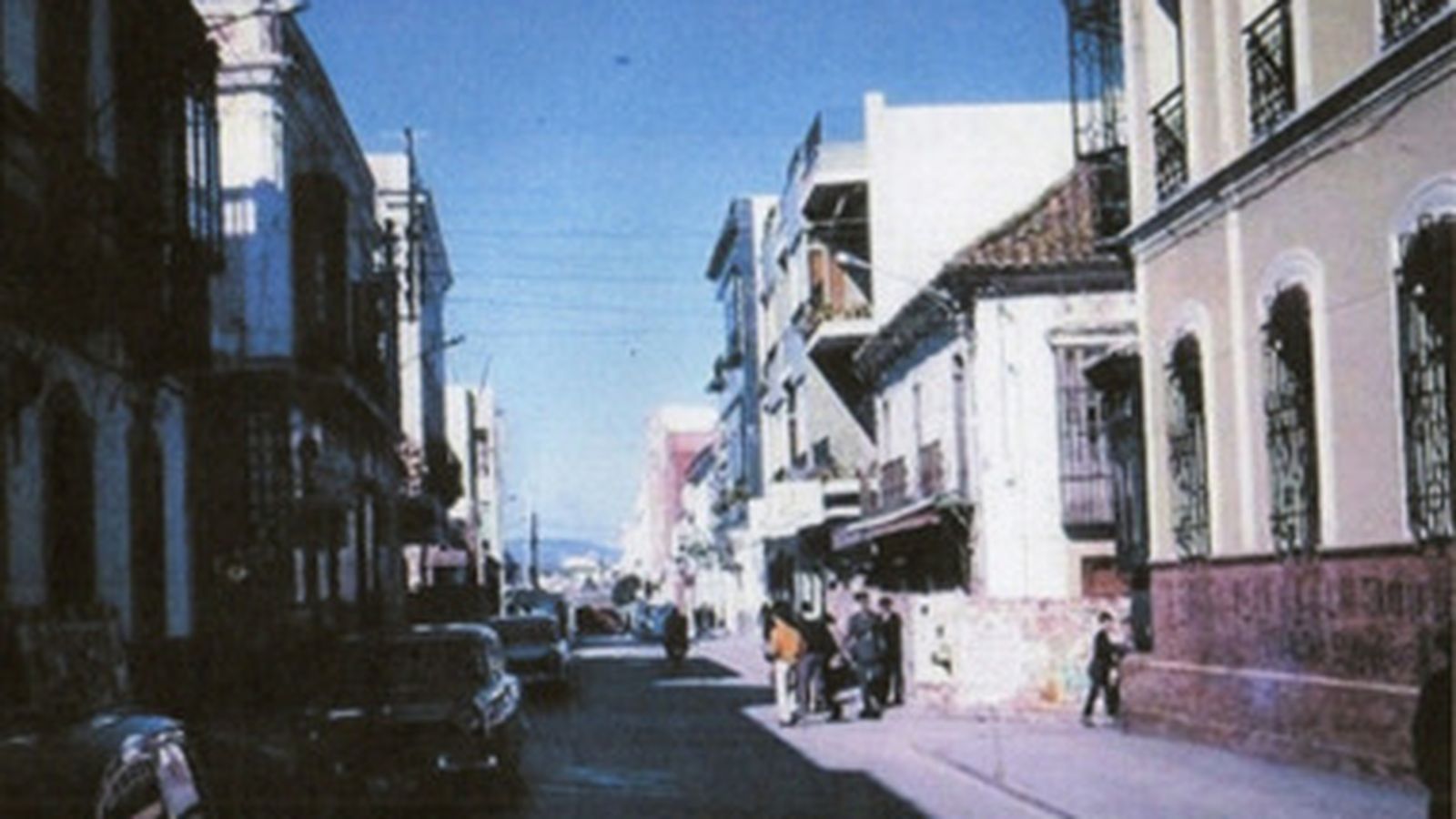 La Calle Ancha con su fisonomía tradicional. A la derecha, se vela esquina del antiguo Centro de Salud
