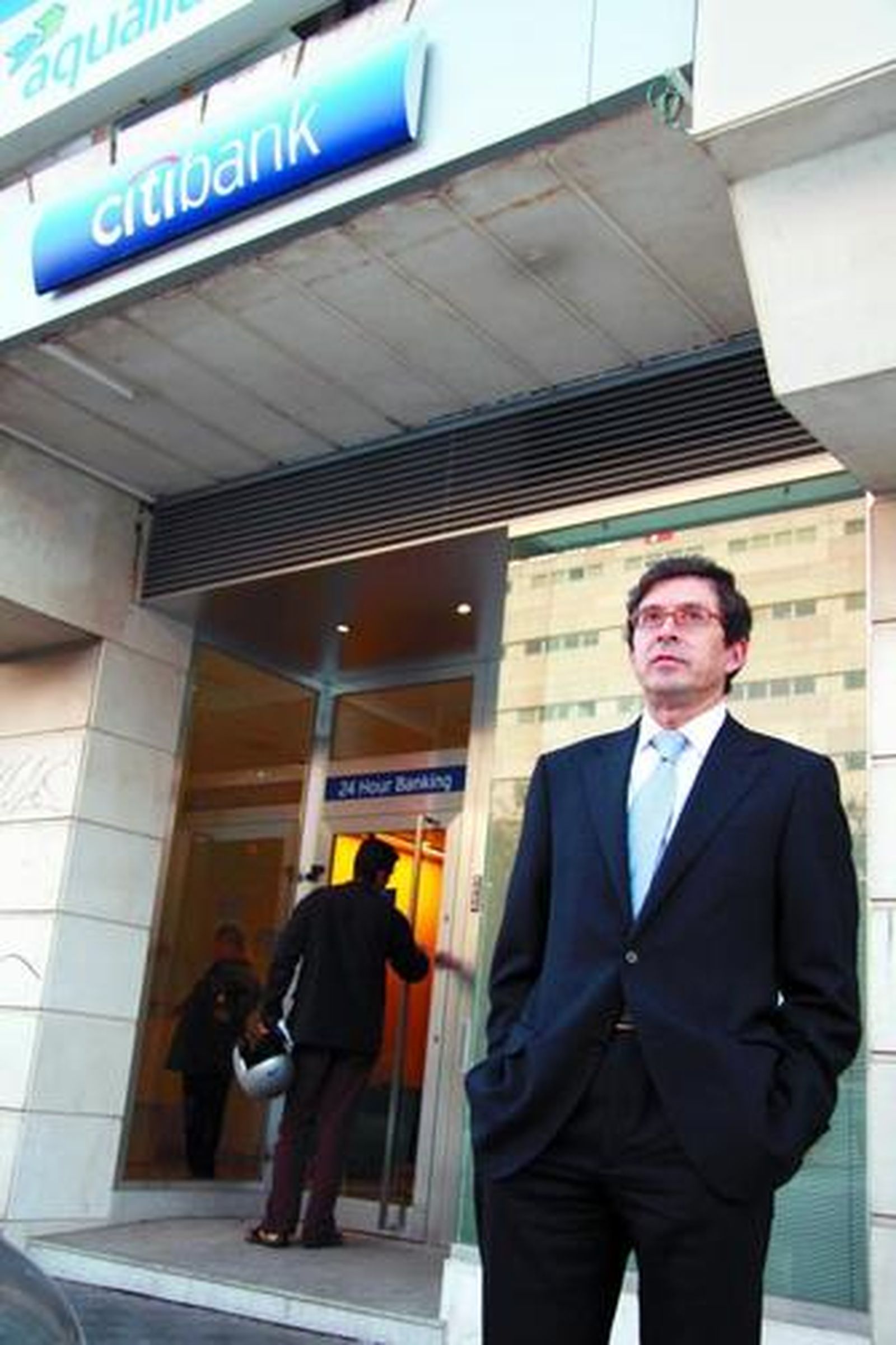 José María Vicente, delante de una oficina de Citibank.
