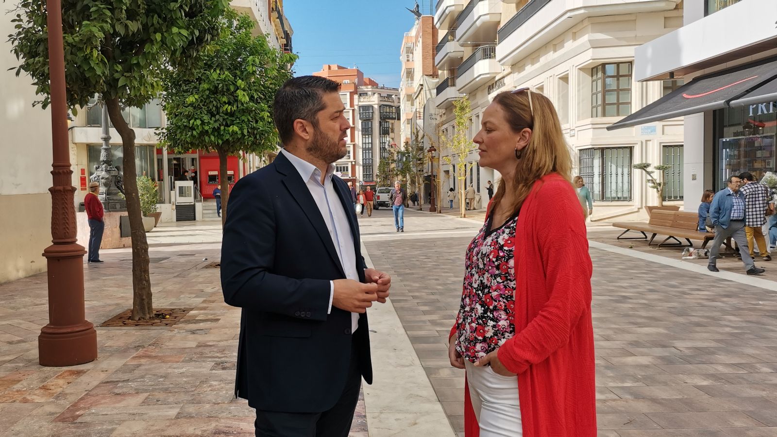 Los concejales socialistas en la calle Méndez Núñez.