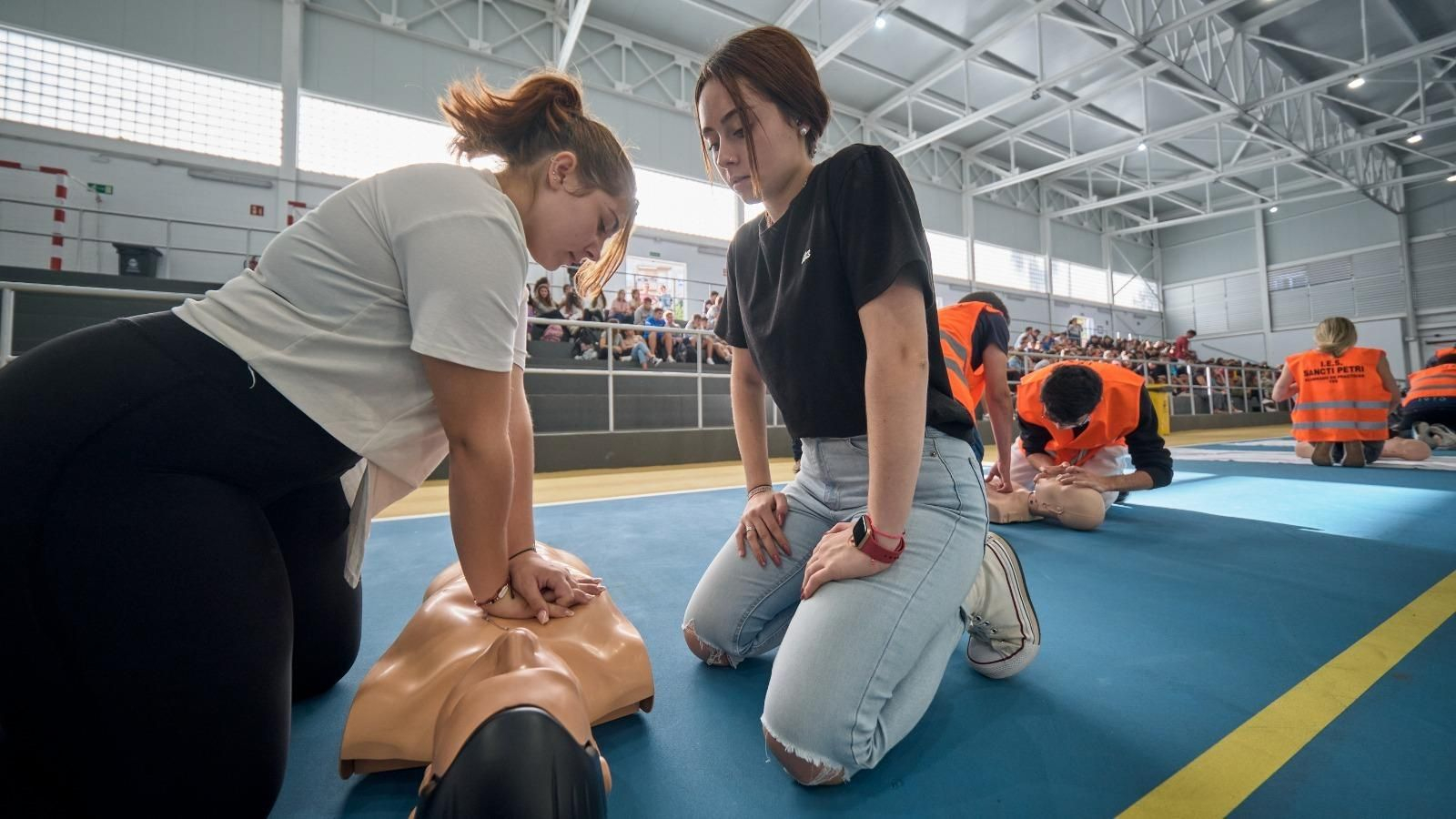 Imágenes del taller de RCP impartido en San Fernando por el Día Mundial de la Parada Cardíaca