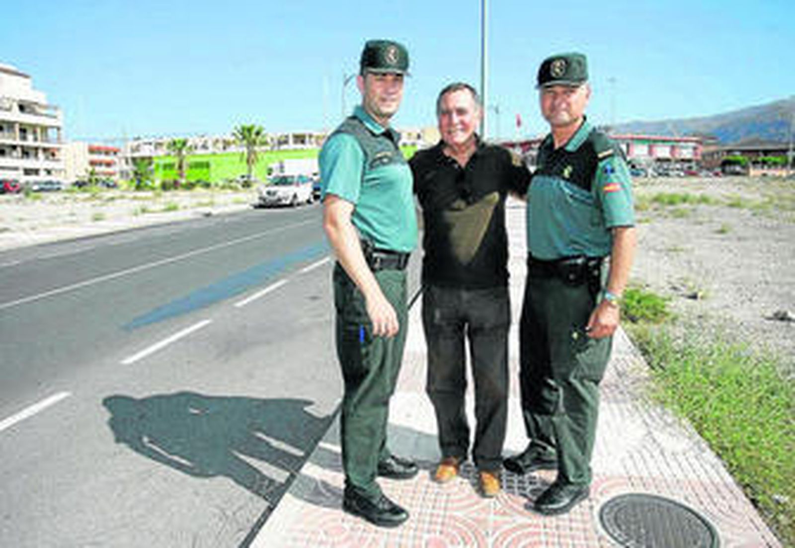 José Manuel Barrios abraza a los dos agentes de la Guardia Civil que el 20 de mayo le salvaron la vida.