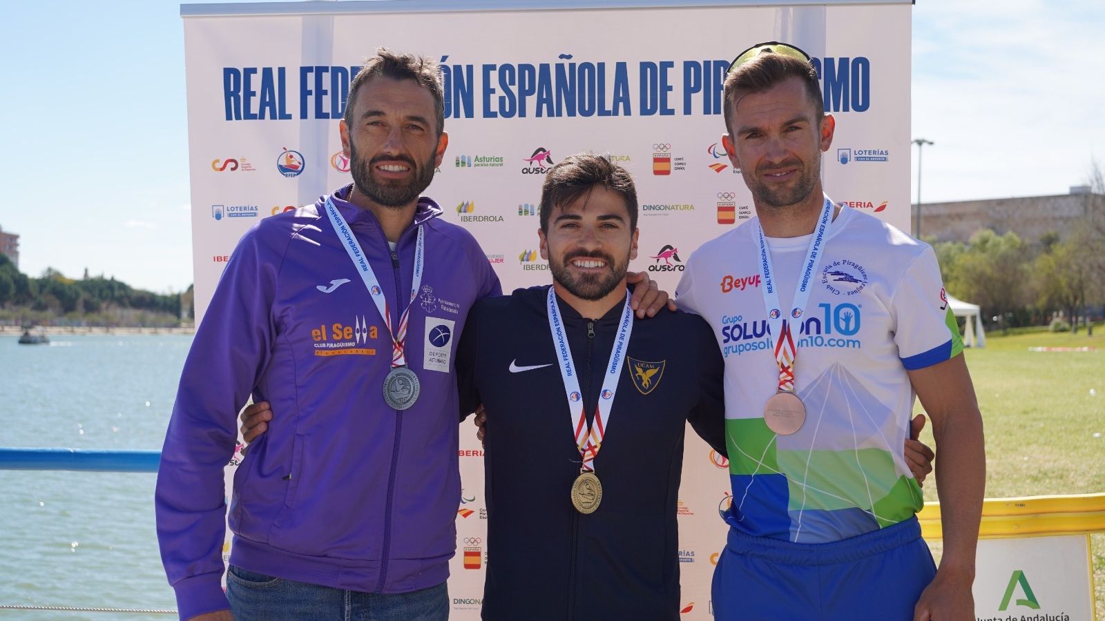 Cubelos, en el centro, encabeza el podio de K1 con Bouzán y Becerro.