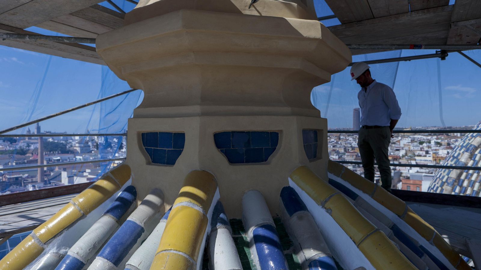 Una de las torres con el revestimiento recuperado.