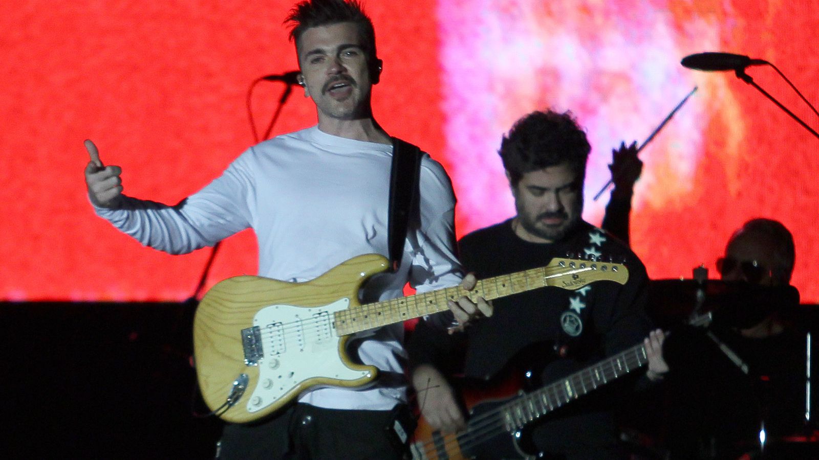 Juanes, gesticulando durante un momento de su actuación.