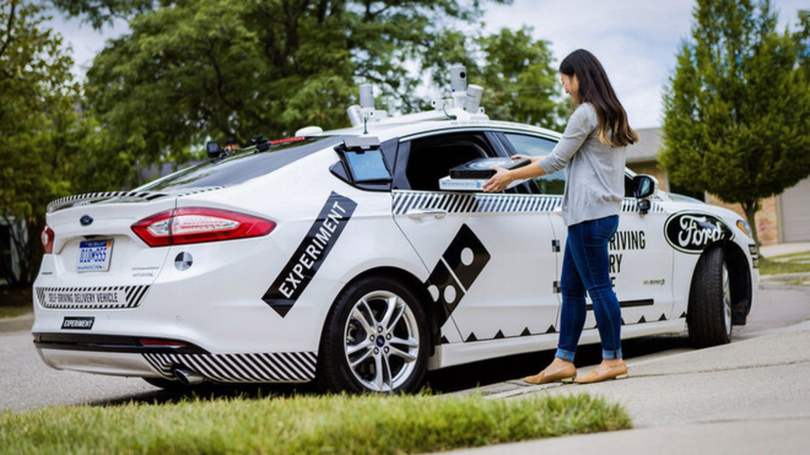 Una mujer recoge su pedido