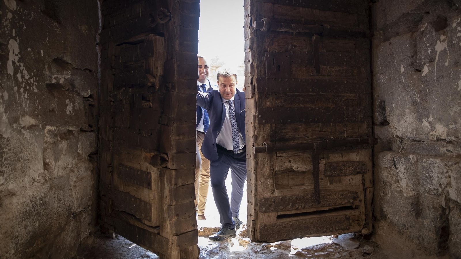 El alcalde de La Calahorra, Alejandro Ramírez, abriendo por primera vez el castillo como monumento público