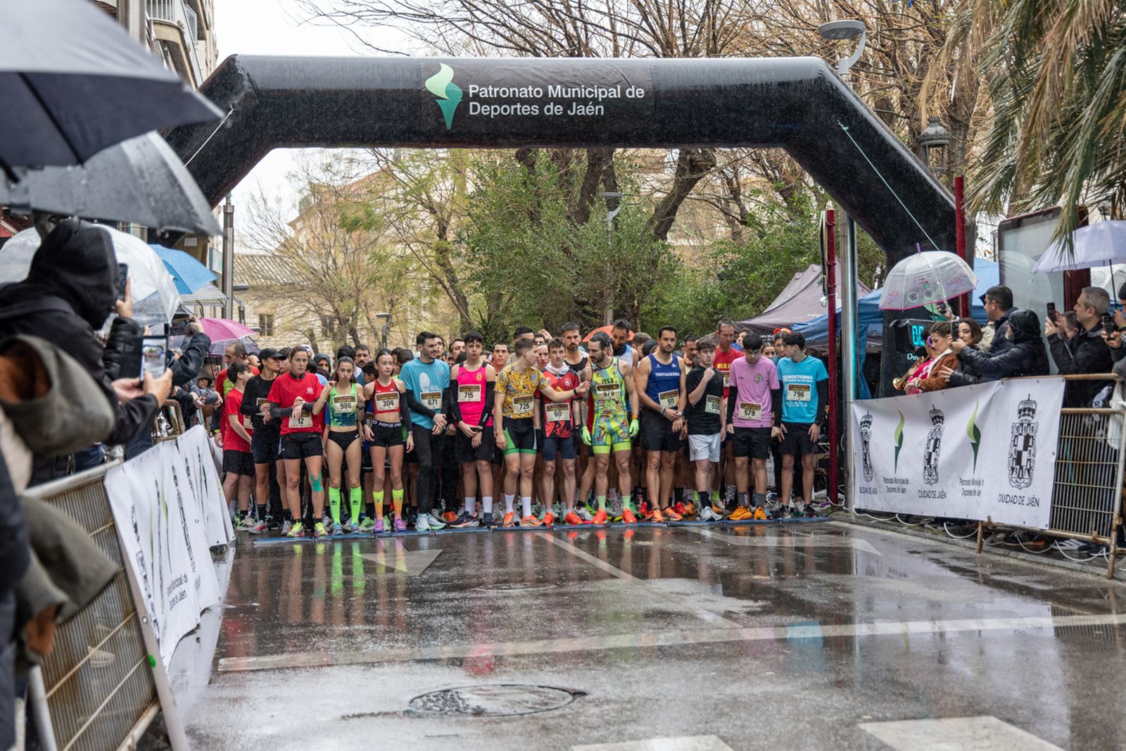En imágenes: la lluvia no frena a más de un millar de corredores en la V Carrera Popular del IES San Juan Bosco (1)