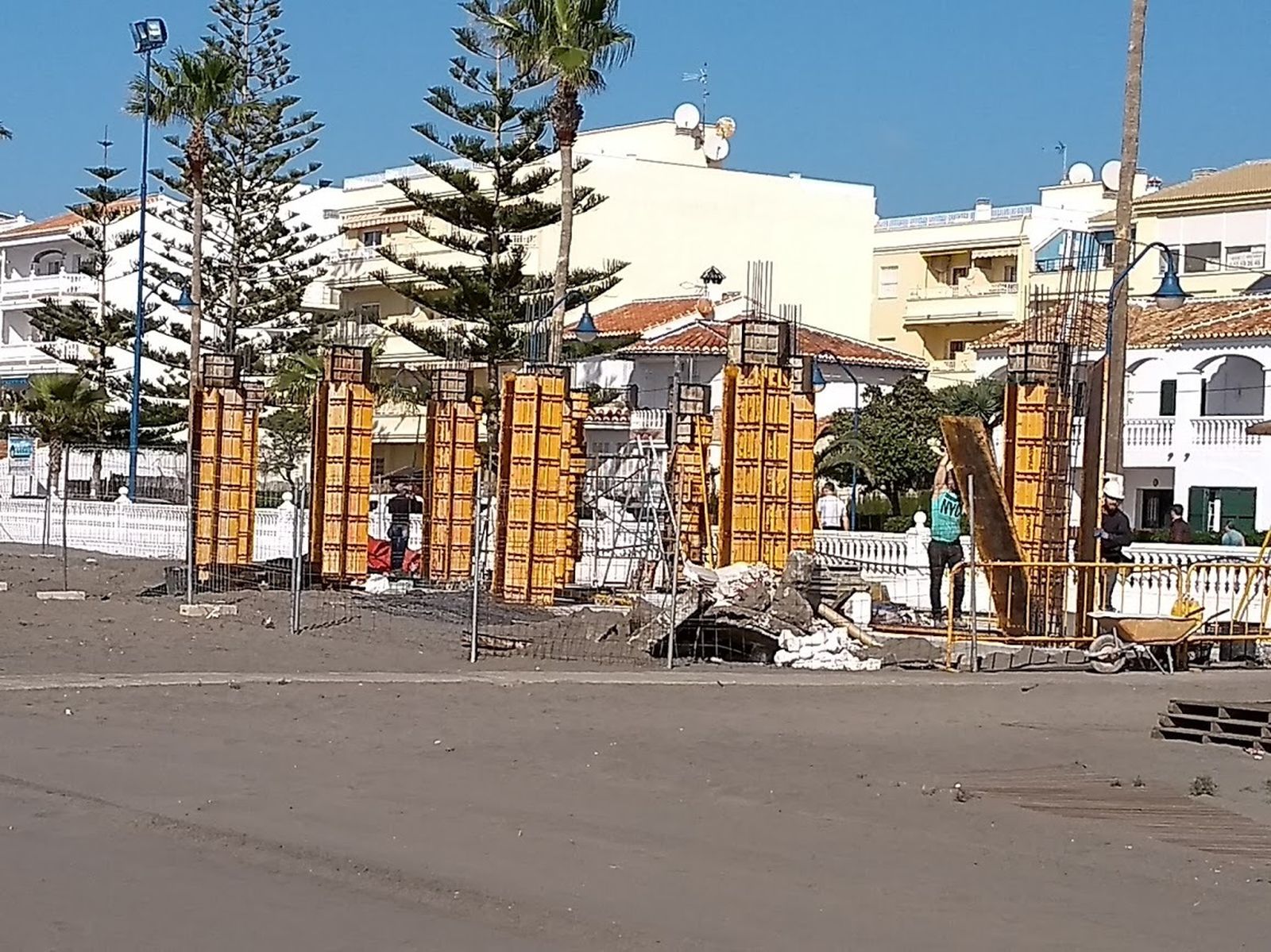 Obras del chiringuito de obra en El Morche.