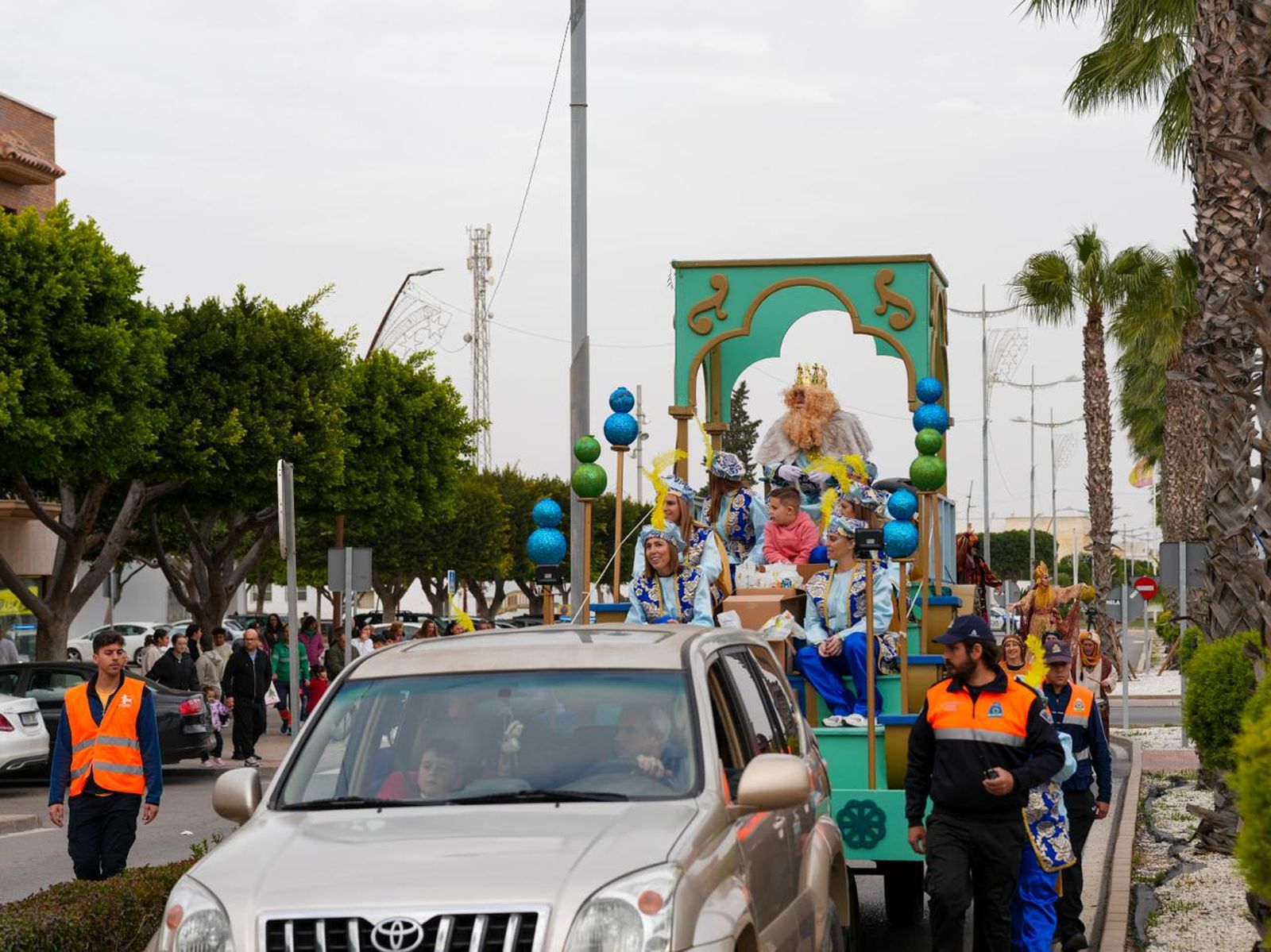 Níjar vibra con su cabalgata por partida triple: San Isidro, Campohermoso y la Villa reciben a Sus Majestadas
