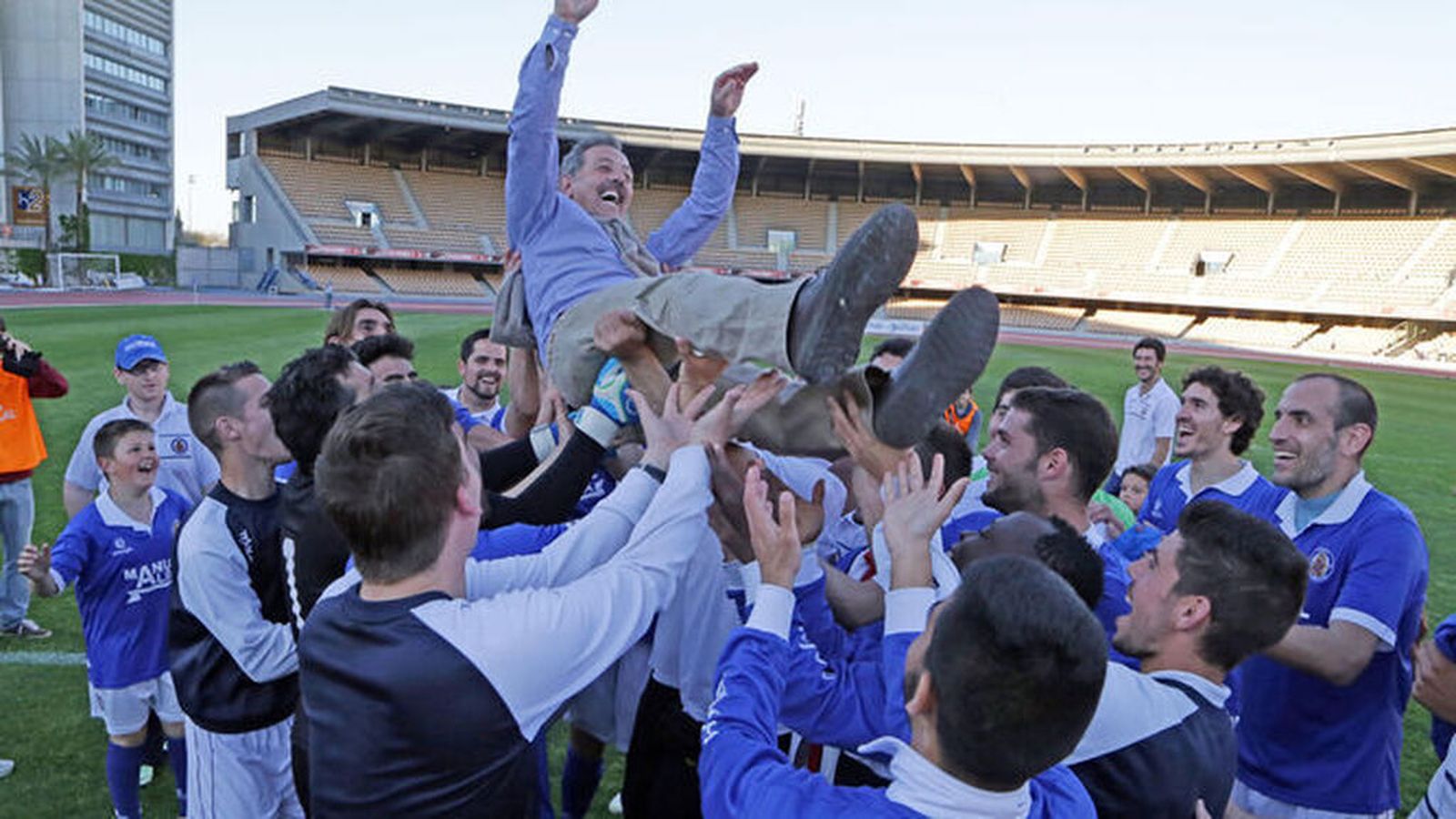 Carlos Orúe, manteado por sus jugadores, fue el primer entrenador del club.