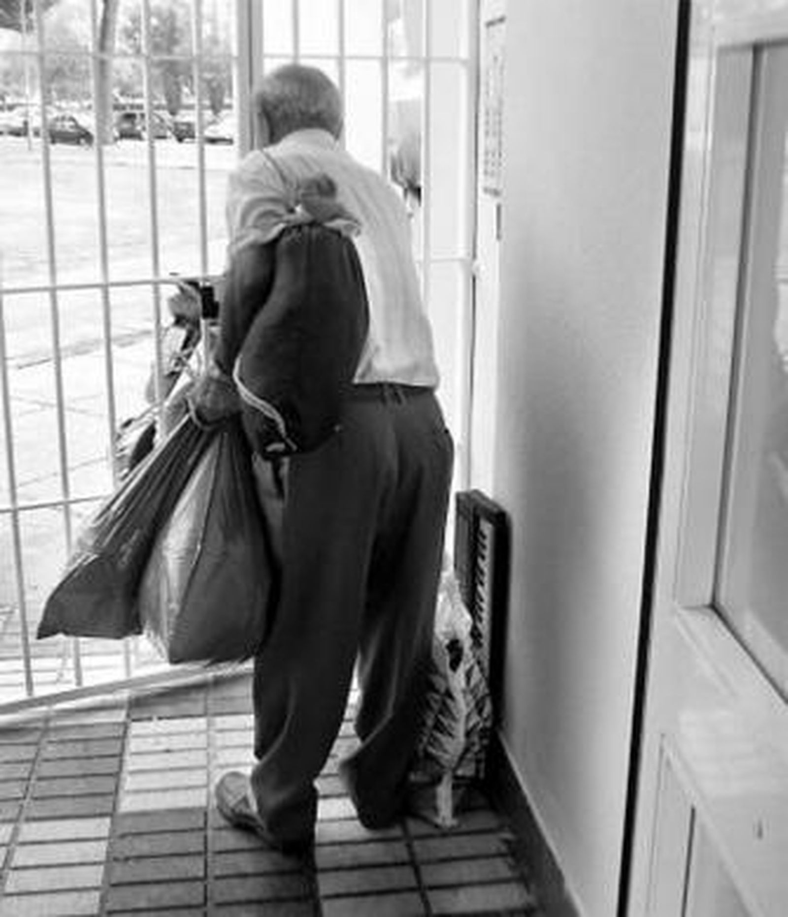 Un fotógrafo capta ayer por la mañana el estado en que quedó el exterior de la vivienda siniestrada.