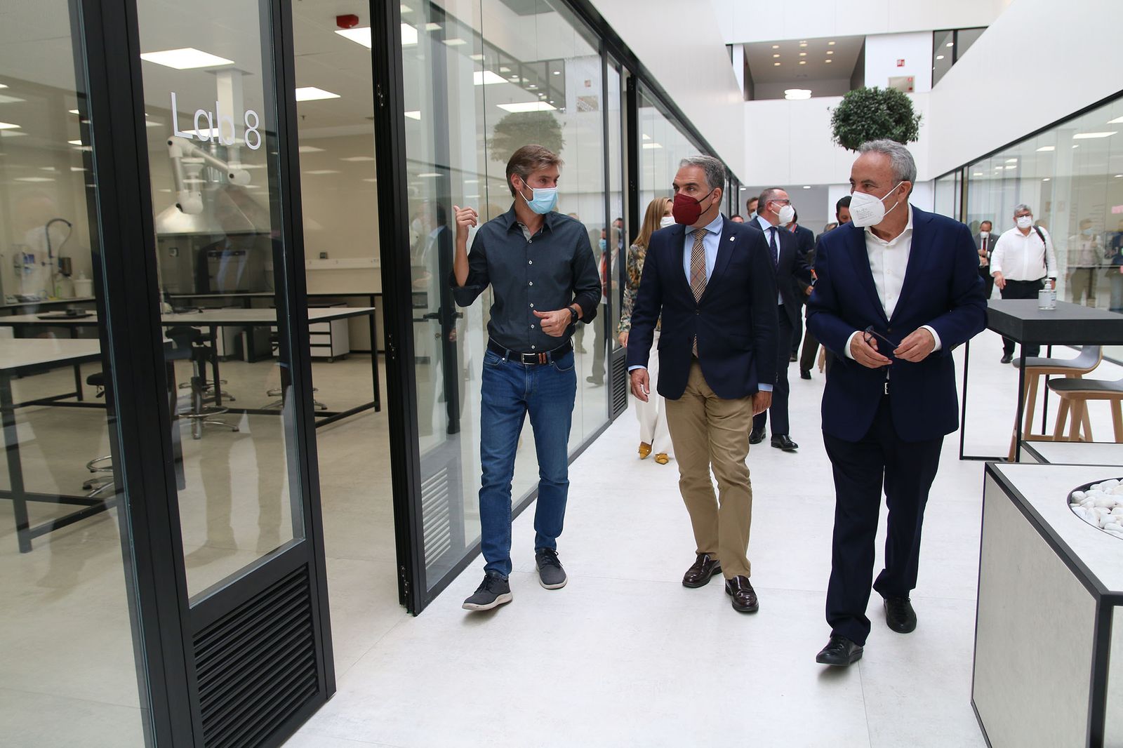 Las imágenes de la visita de Bendodo a Cosentino y la firma de la adenda con Extenda y la AEMA