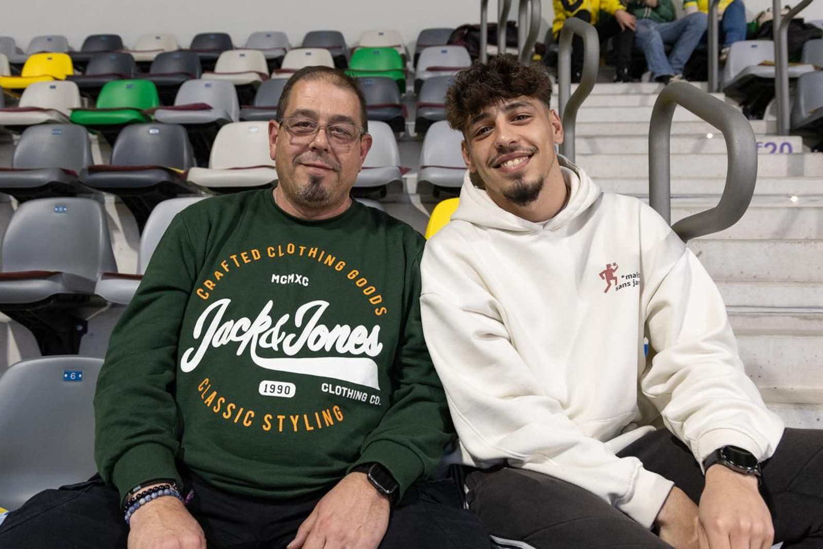 La fiesta amarilla en la goleada del Jaén FS al Barça, en imágenes