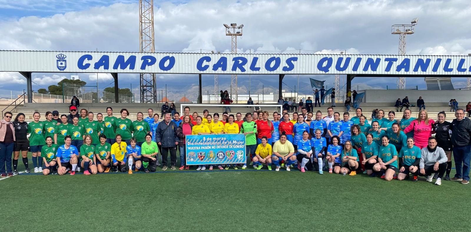 Foto grupal con los equipos participantes en la primera concentración de la Liga Femenina Sénior +25.