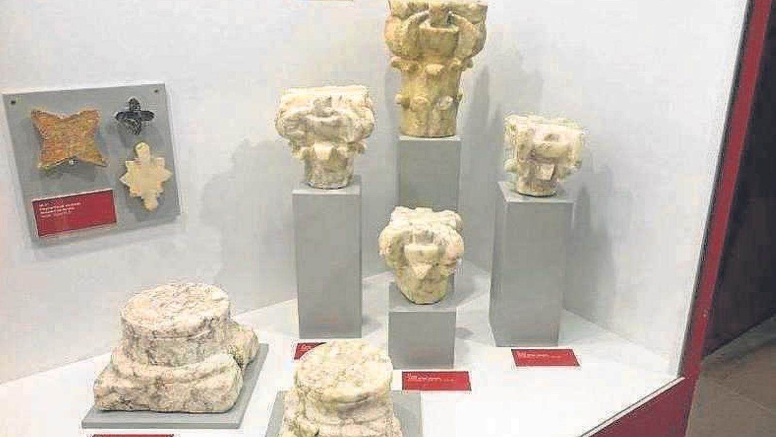 Capiteles y basas talladas hallados en las excavaciones realizadas hace cuatro años