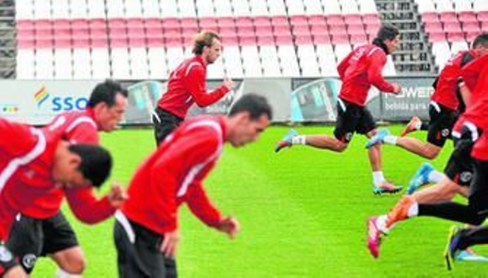 Rakitic realiza un sprint en solitario rodeado por un grupo de compañeros.