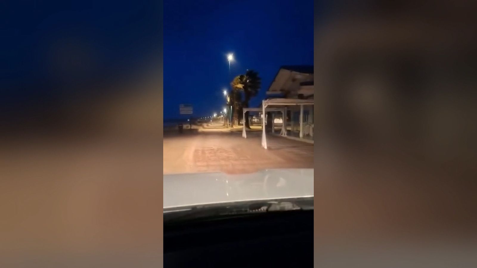 La fuerza del viento de la borrasca Kristin azota el Paseo Marítimo de La Barrosa en Chiclana