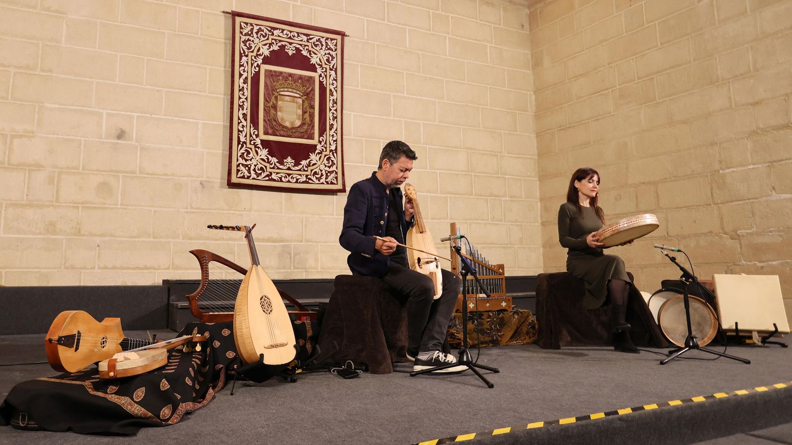 Emilio Villalba y Sara Marina, durante el concierto.