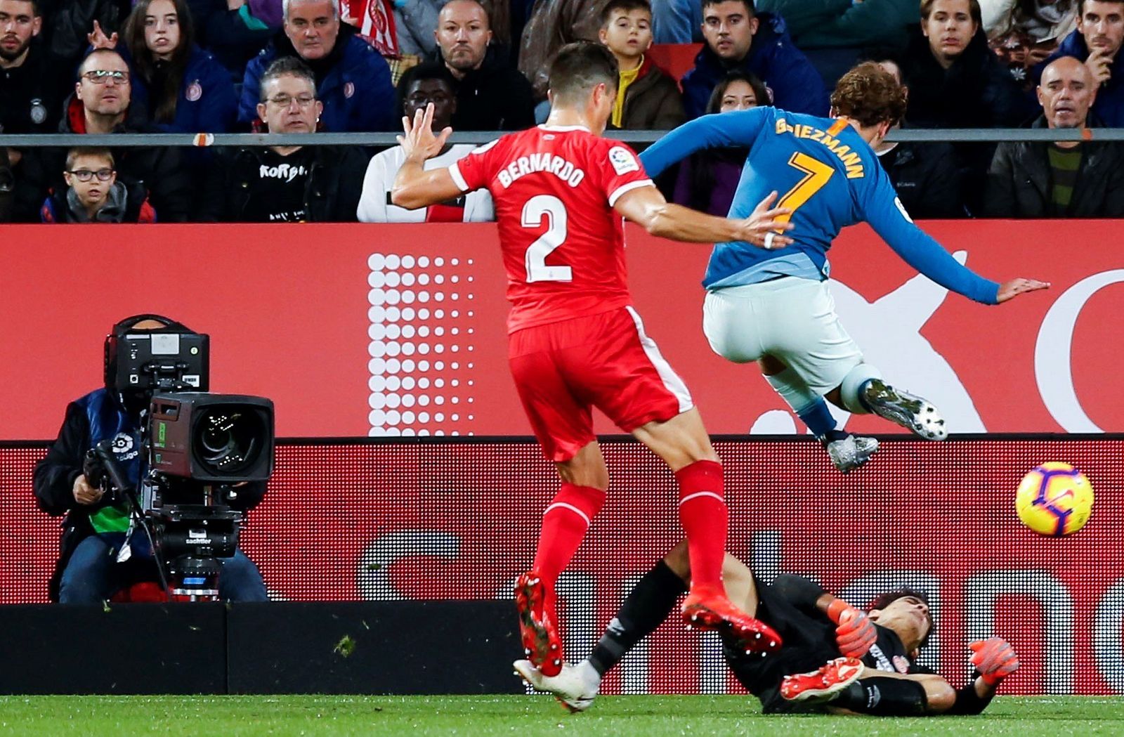 El portero del Girona Bono sale ante Griezmann el domingo, antes de retirarse lesionado.