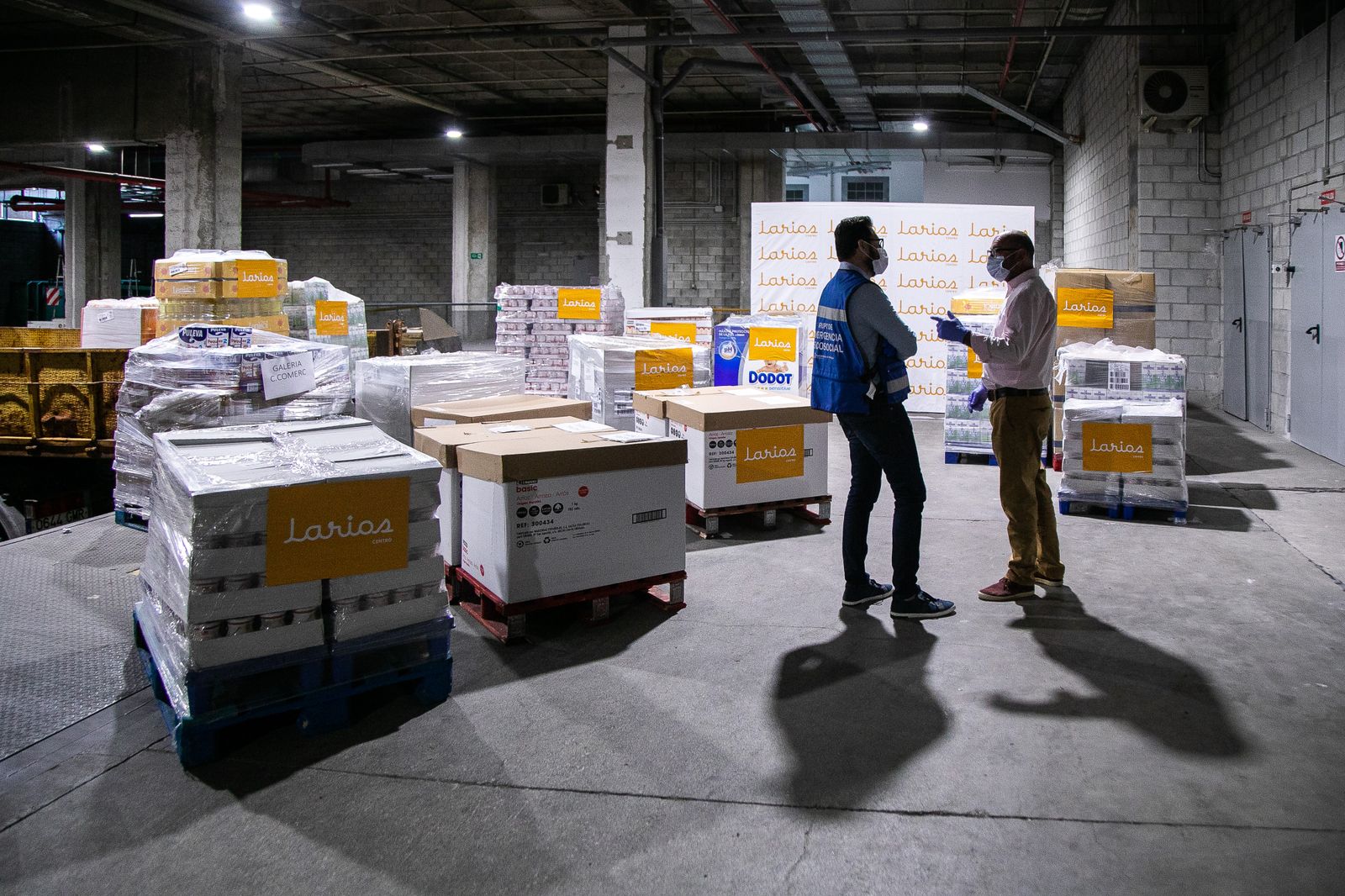 El centro comercial Larios Centro dona 8 toneladas de alimentos para ayudar en la crisis por el coronavirus en Málaga