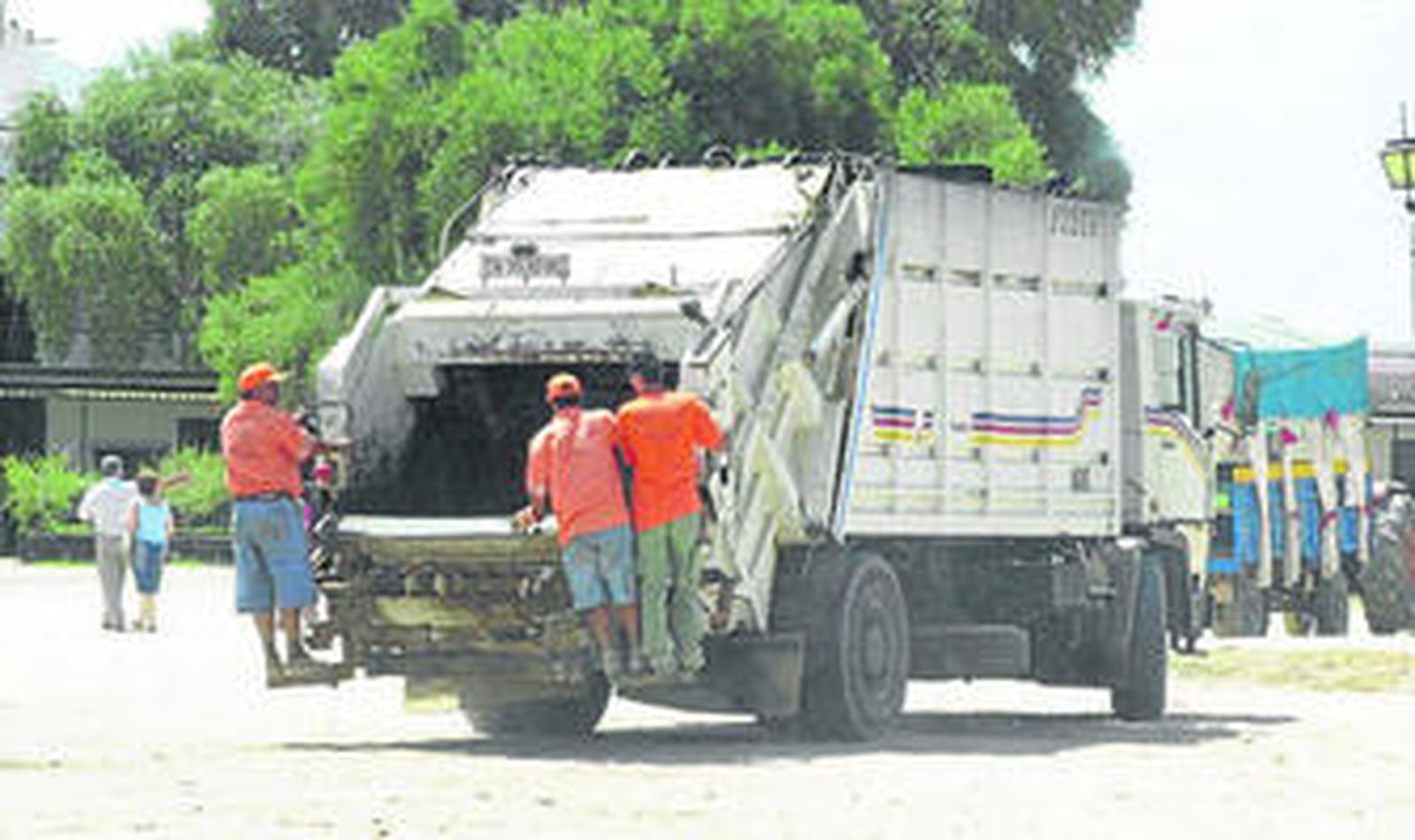 Operarios del servicio de limpieza en la aldea de El Rocío.