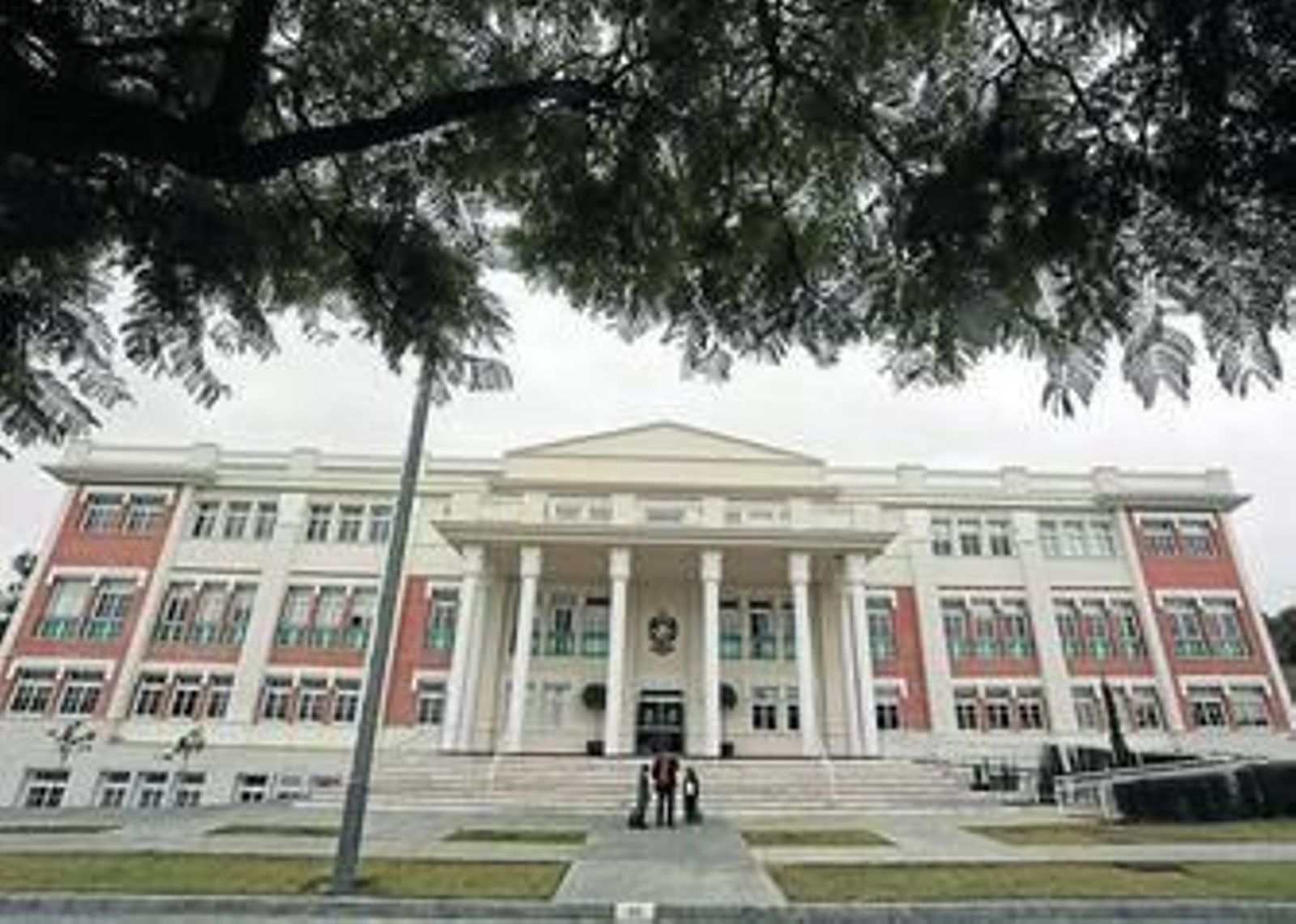 La fachada principal del MIT School.