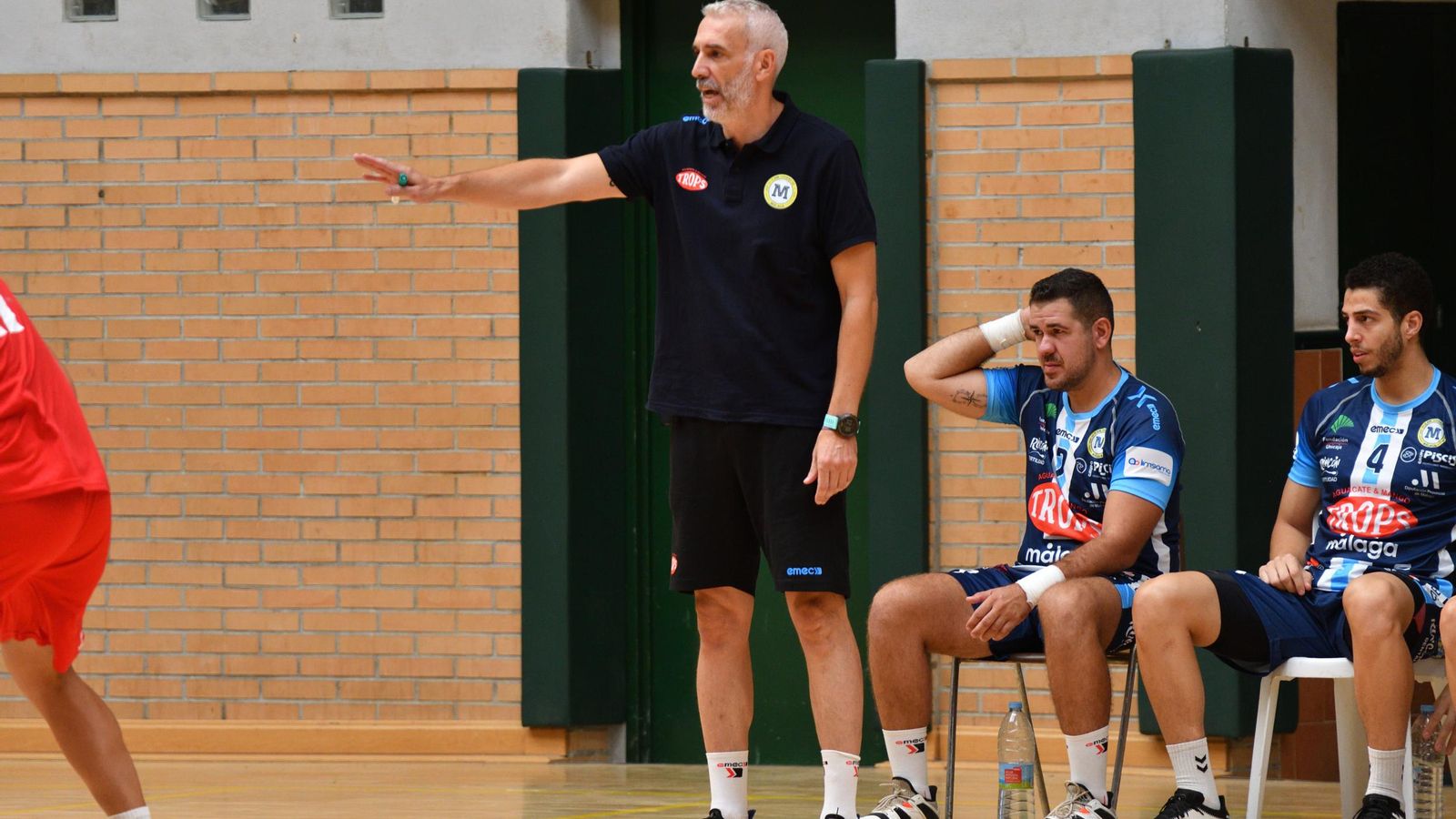 Quino Soler organizando a su equipo durante un partido. Quino Soler organizando a su equipo durante un partido.