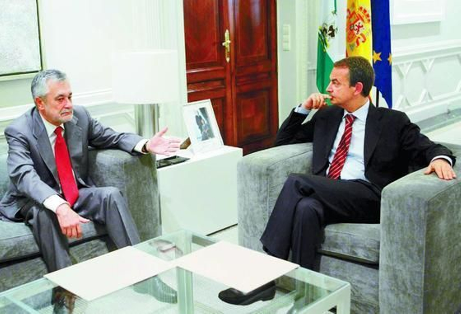 11 de julio de 2009: Primera reunión de Zapatero con José Antonio Griñán como nuevo presidente de la Junta de Andalucía.

Foto: EFE