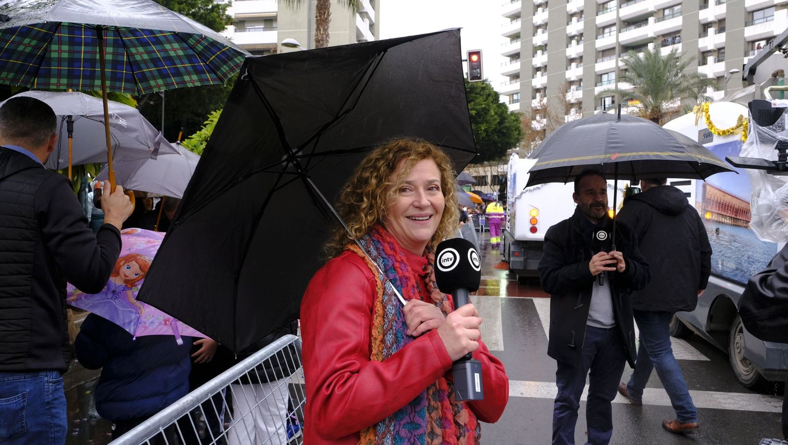 Fotografías de la cabalgata de los Reyes Magos pasada por agua en Almería