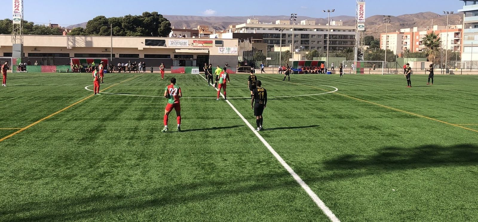 Saque de centro en el Pavía-Poli Almería.