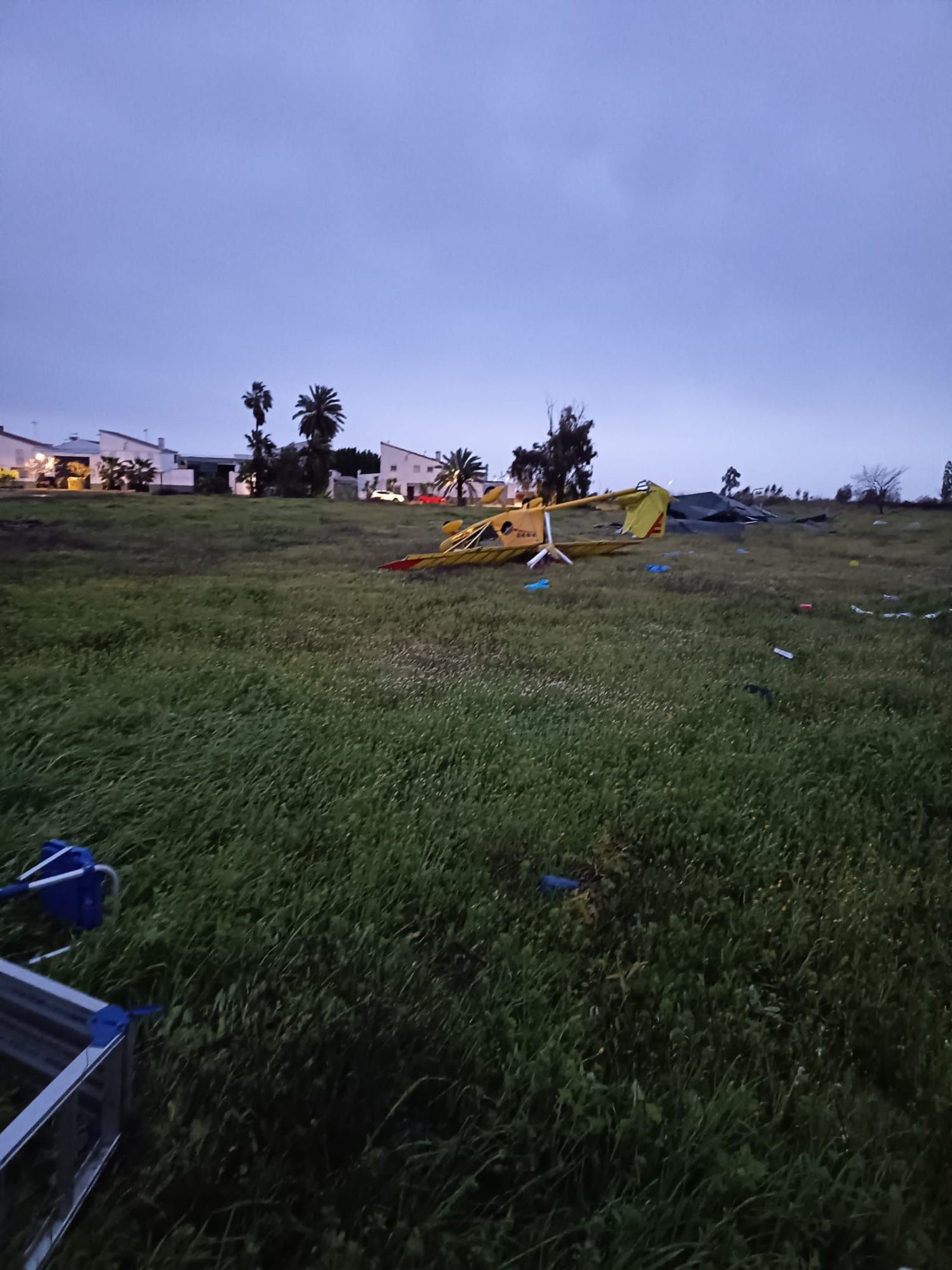 Los restos de una aeronave tras ser desplazada por el viento en El Trobal.