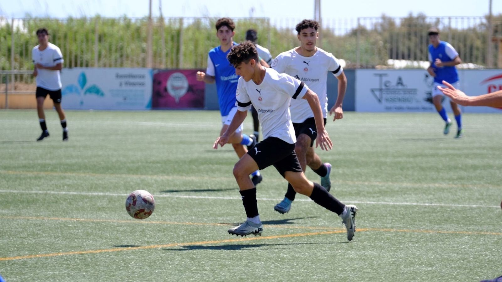 Un futbolista almeriense conduce el esférico en el duelo contra el San Fernando.