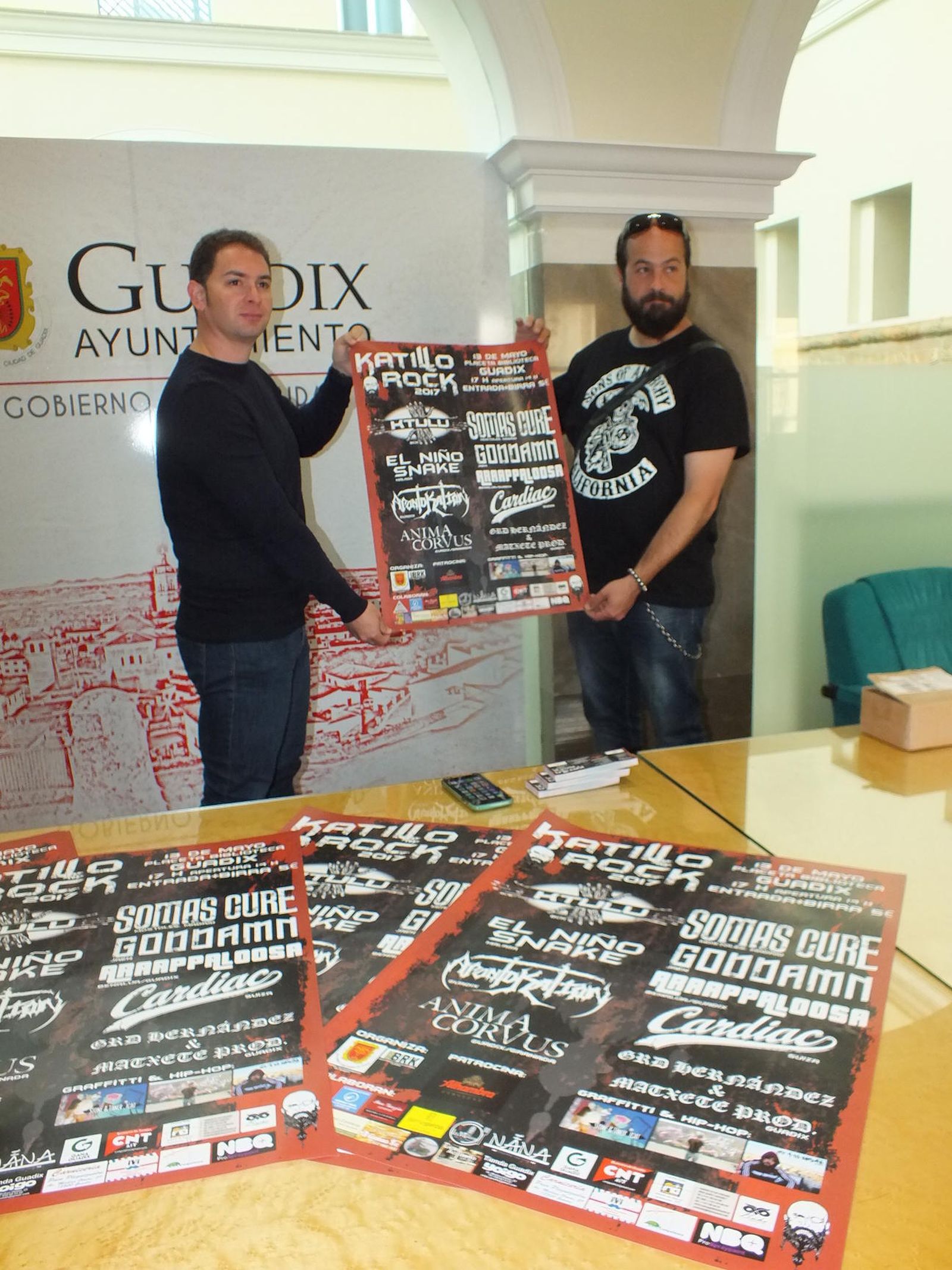 Los organizadores muestran el cartel de la cita musical.