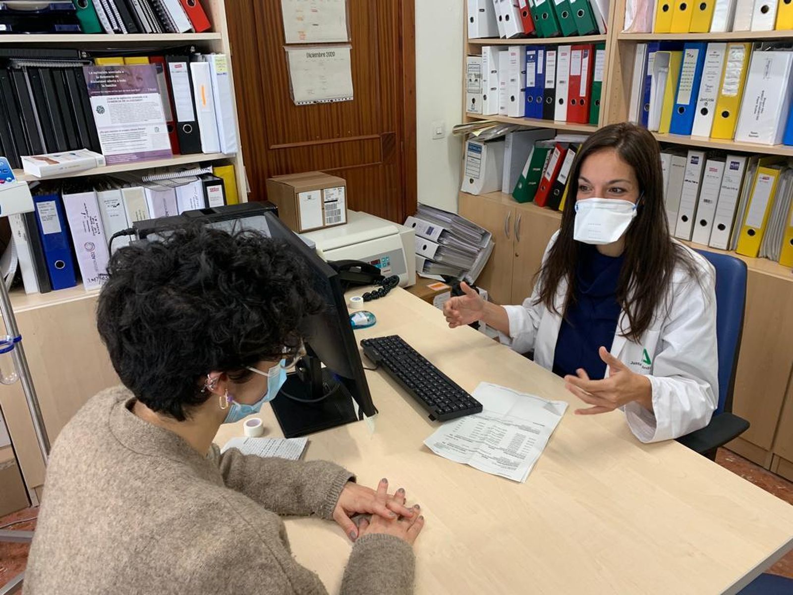 La doctora Sara Eichau atiende a una paciente en la unidad de Esclerosis Múltiple del Macarena.
