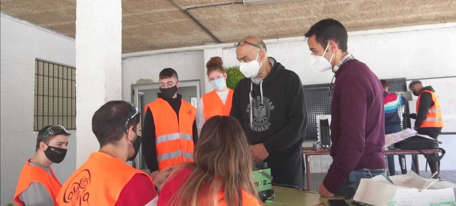 Estudiantes y docentes del IES Cartuja que participan en el proyecto Formafibra.