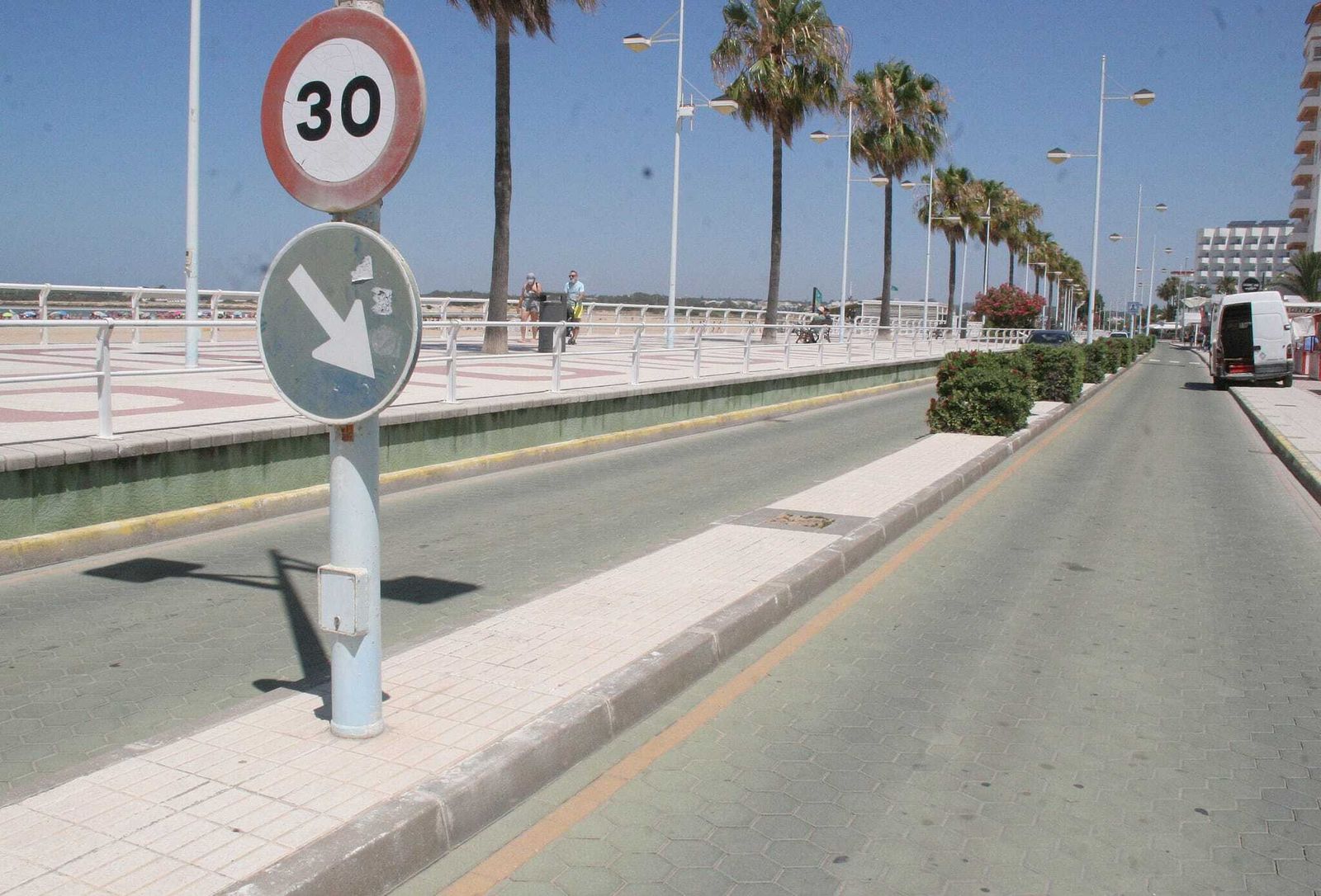 El paseo marítimo de Valdelagrana se ha cerrado al tráfico con motivo del verano.