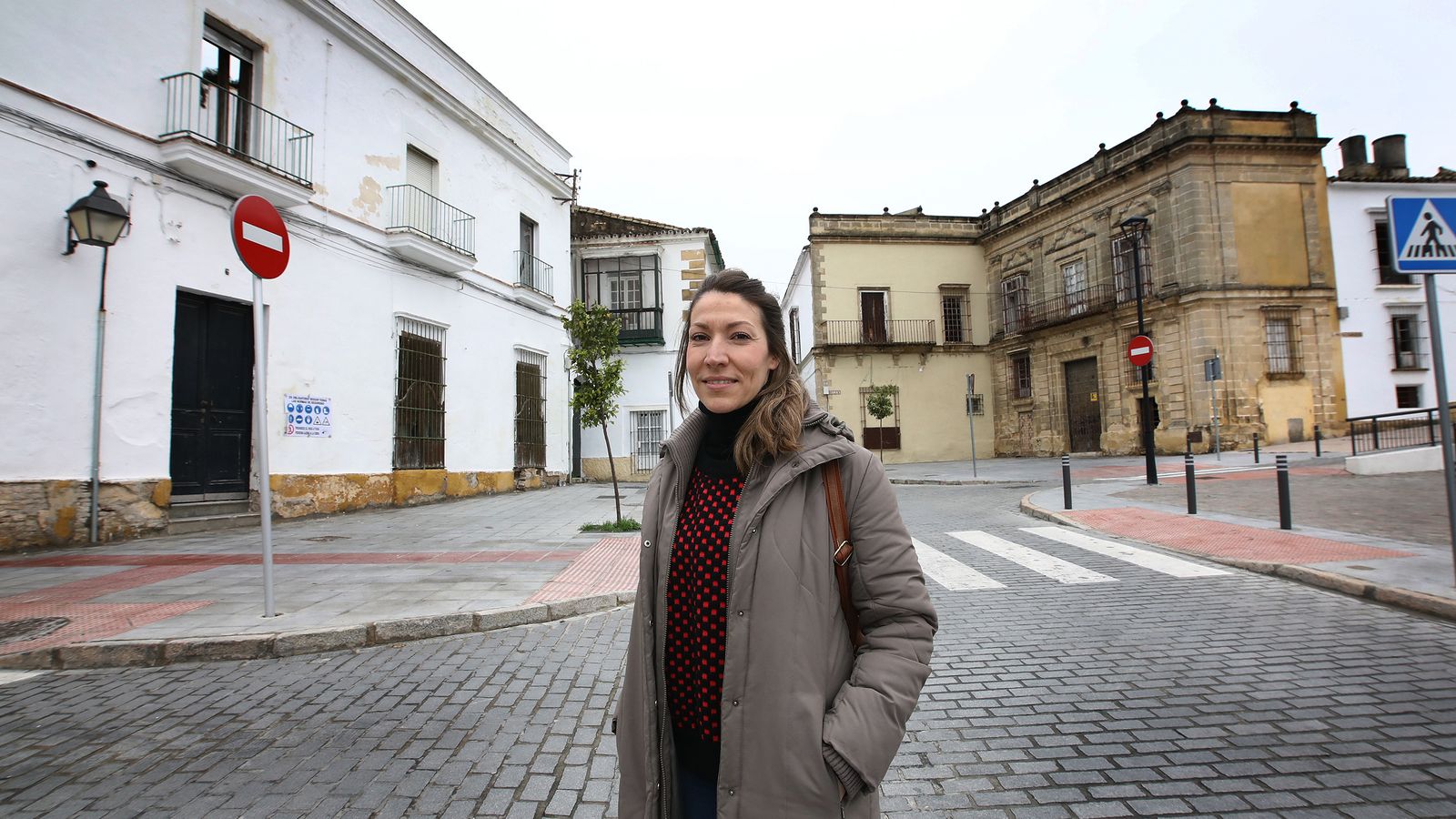 La presidenta de la asociación, junto a la plaza Belén.