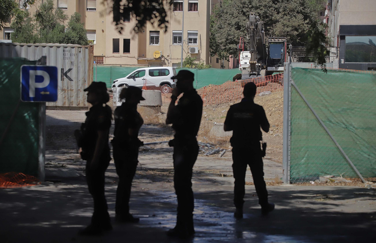 Fotos del escape de gas natural provocado por la rotura de una tubería en las obras anexas al hotel AC en Algeciras