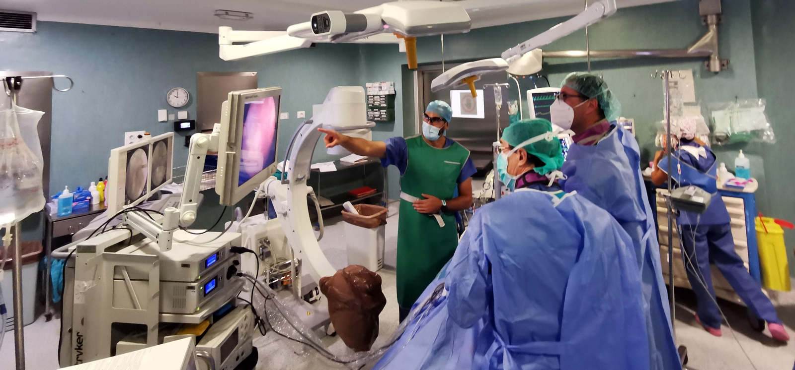 El equipo de especialistas durante la primera cirugía endoscópica de columna en el Valme.