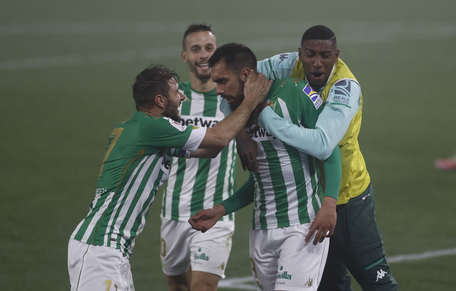 Borja Iglesias recibe las felicitaciones de Joaquín, Emerson y Canales.