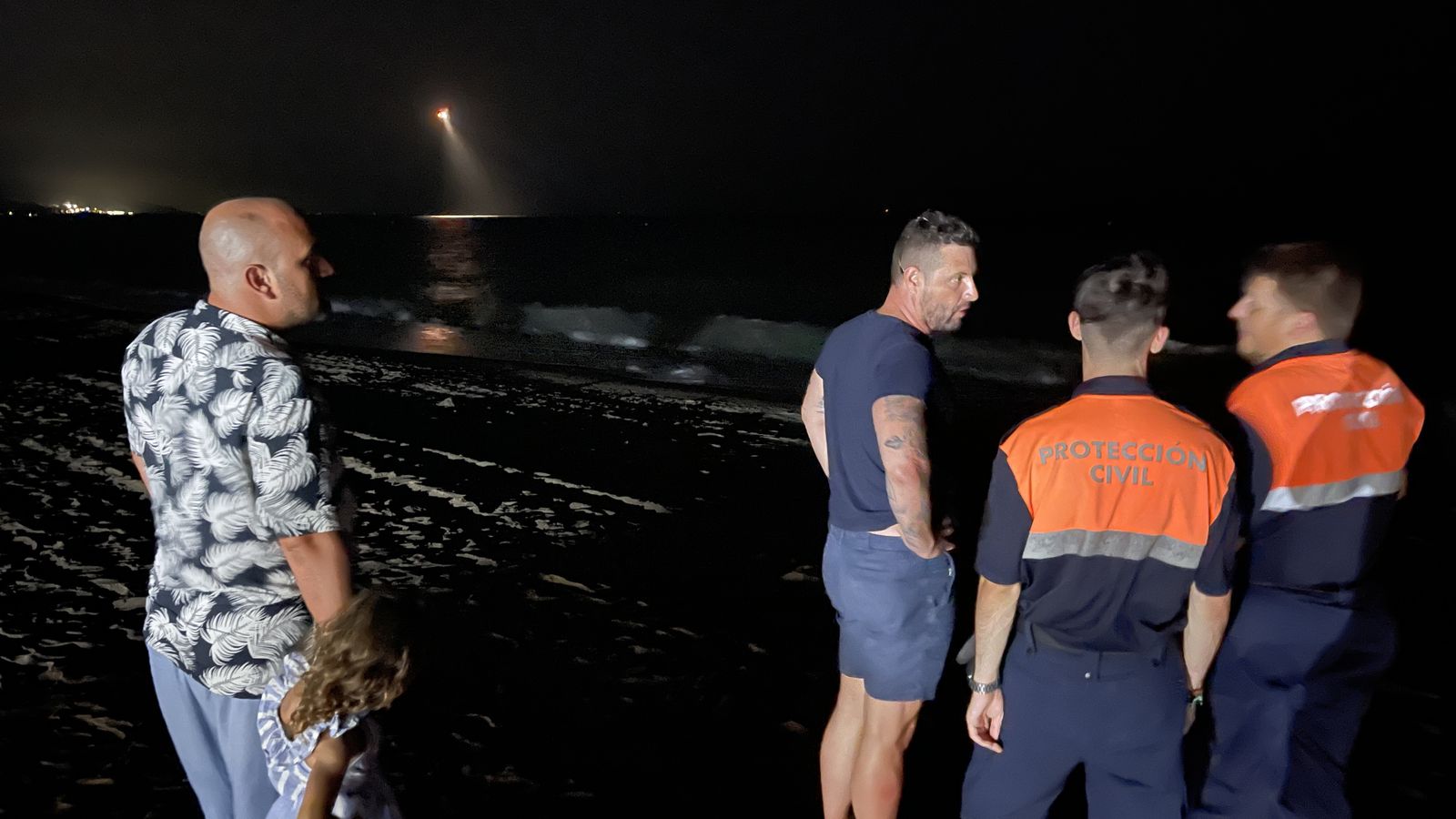 Miembros de Protección Civil siguen la búsqueda desde tierra.