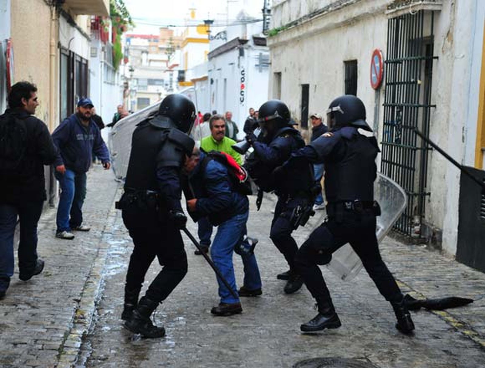 La protesta de Navantia acaba con carga policial en el centro de La Isla
