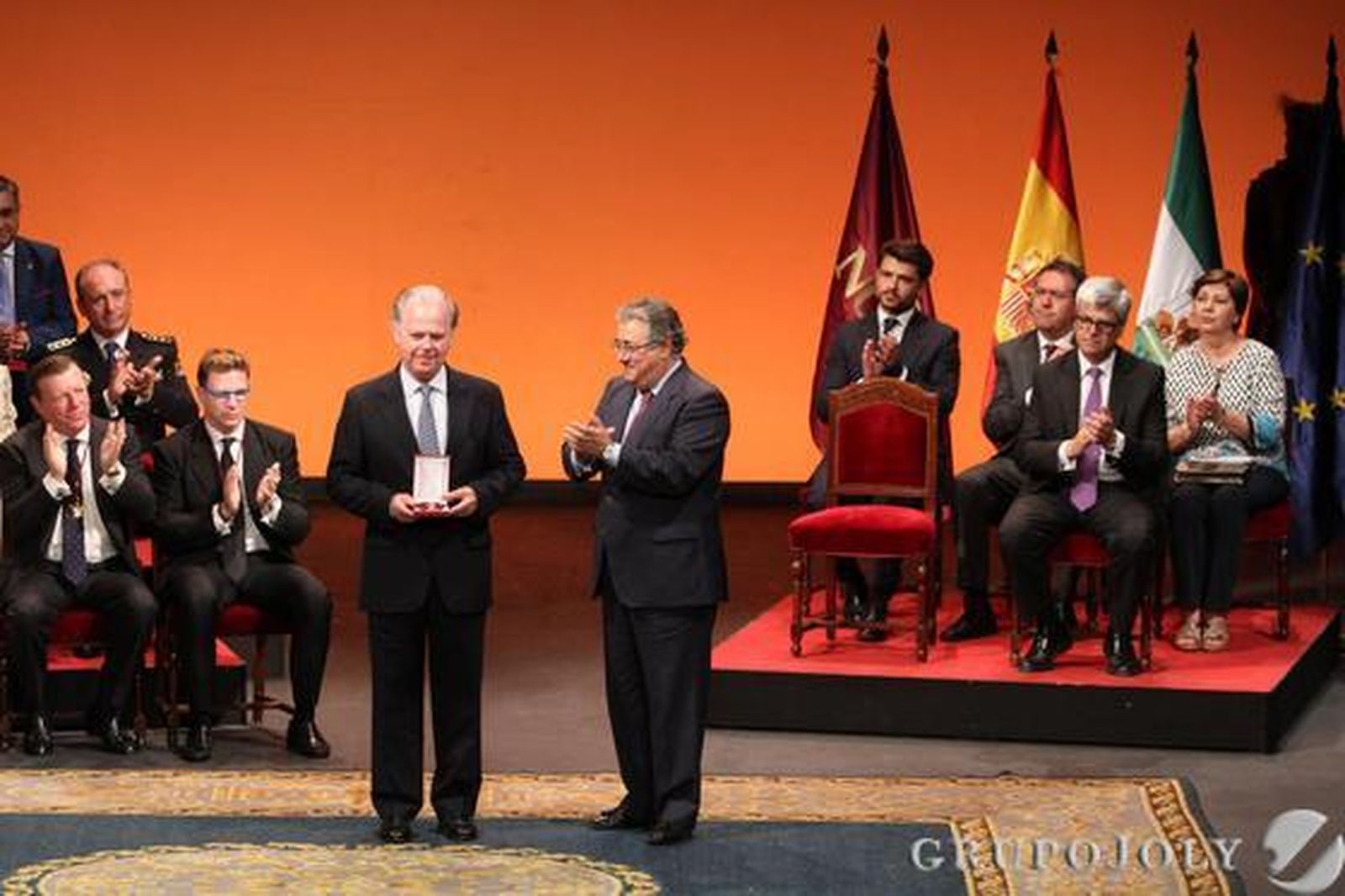 El hijo de Eduardo Ybarra recoge la medalla a título póstumo

Foto: B. Vargas